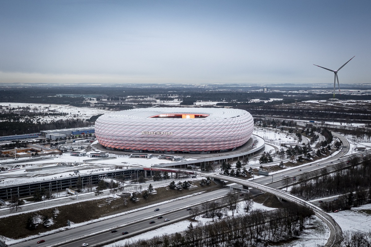 Allianz Arena am Abend in winterlicher Atmosphäre vor dem Bundesliga-Spiel, Luftaufnahme