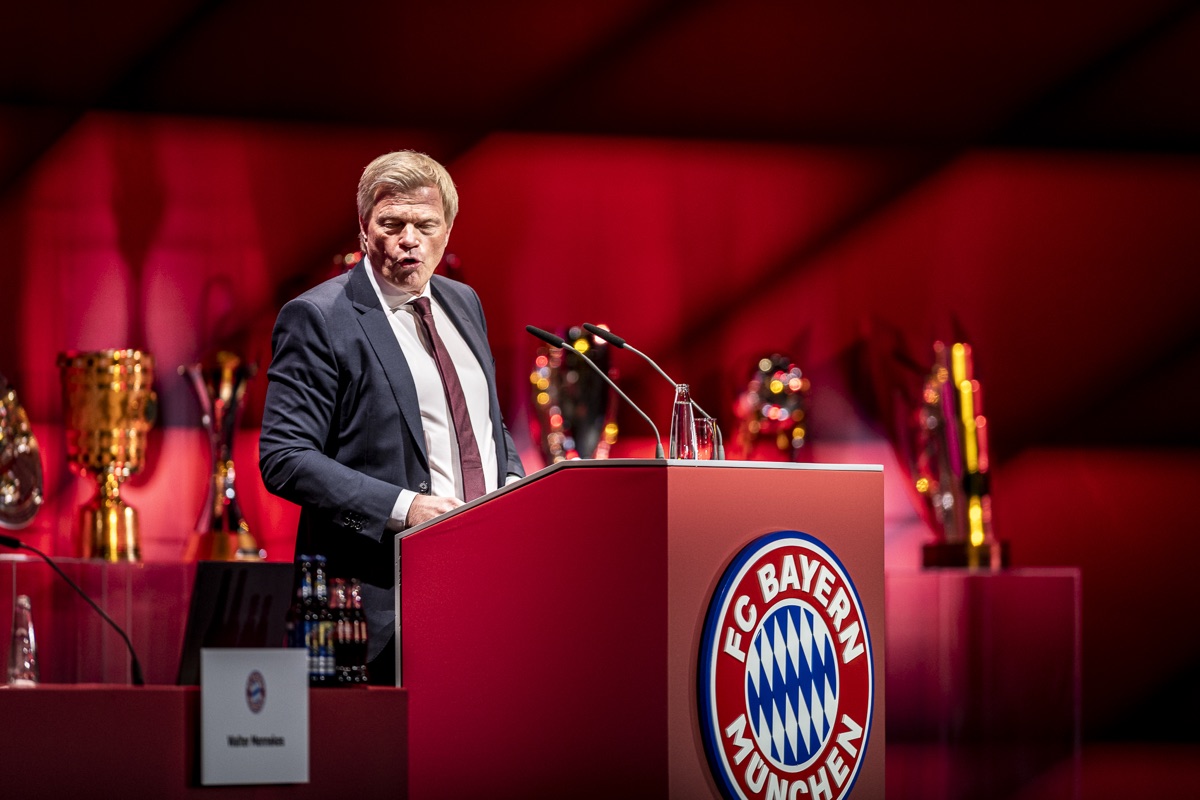 Oliver Kahn am Rednerpult vor den Pokalen des FC Bayern München