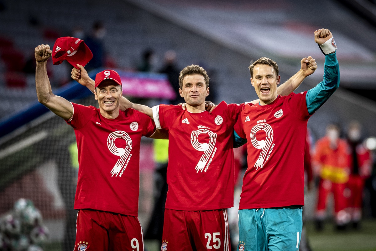Lewandowski, Müller und Neuer bejubeln die Meisterschaft des FC Bayern München