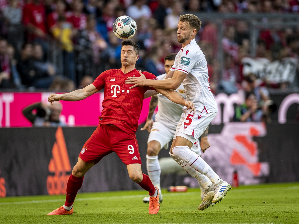 Zweikampf zwischen Robert Lewandowski (FC Bayern München) und einem Unioner